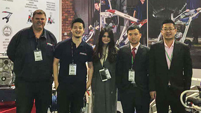 色撸撸在线视频在展会中的合影